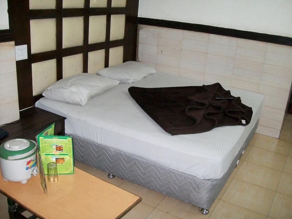 Hotel Milan Continental Delhi  Room photo