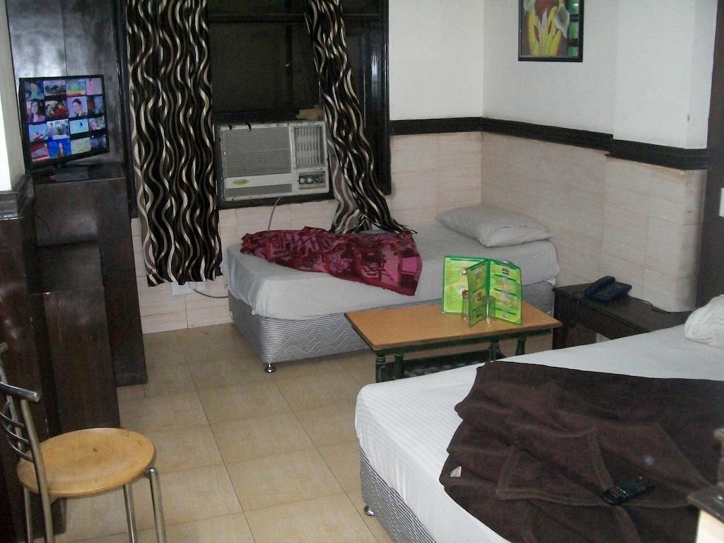 Hotel Milan Continental Delhi  Exterior photo