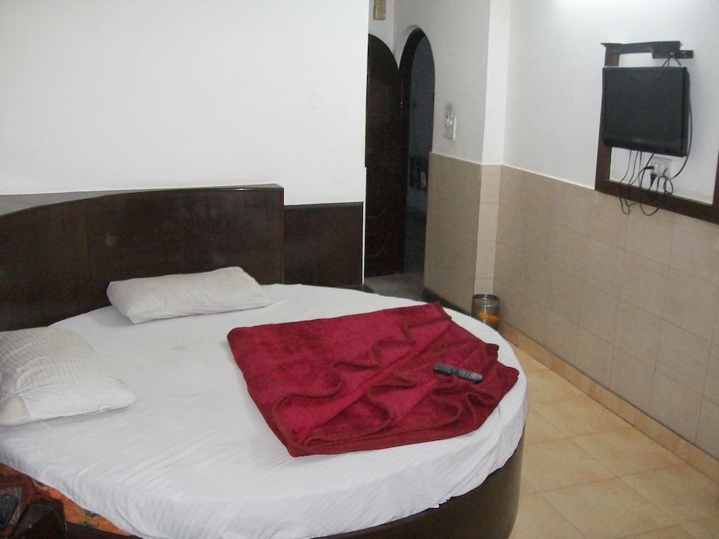 Hotel Milan Continental Delhi  Exterior photo
