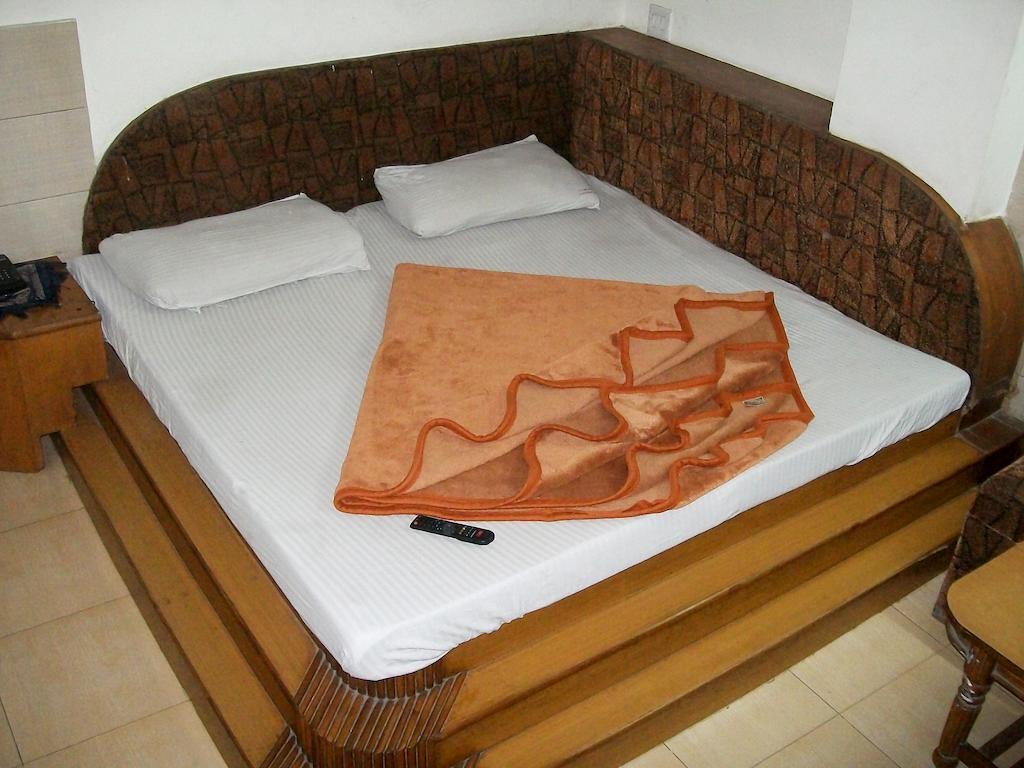 Hotel Milan Continental Delhi  Room photo